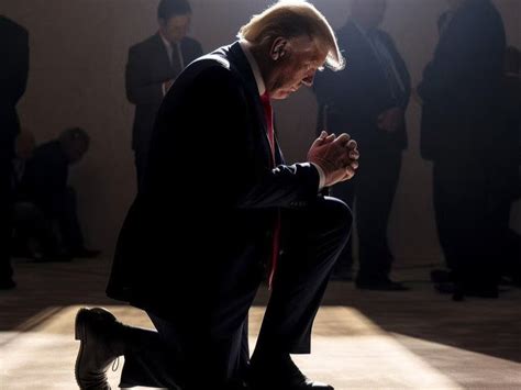trump praying in church image